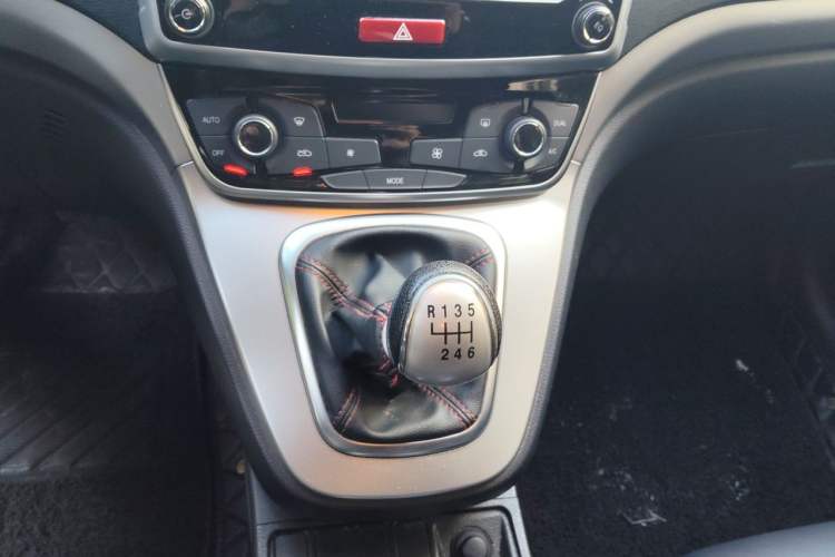 Used Haval M6 2019 1.5T Manual Two-Wheel Drive Elite Version China VI Standard Gear Lever