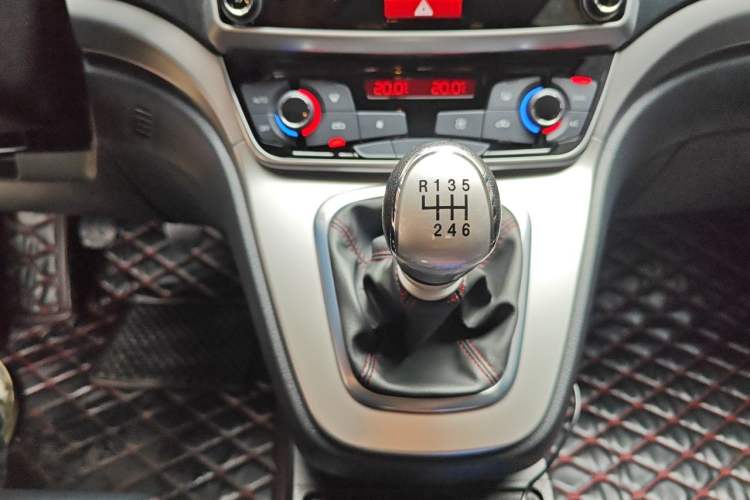 Used Haval M6 2019 1.5T Manual Two-Wheel Drive Urban Version China VI Standard Gear Lever