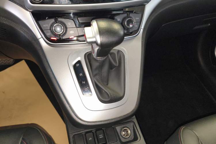 Used Haval M6 2019 1.5T DCT Two-Wheel Drive Elite Version China VI Standard Gear Lever