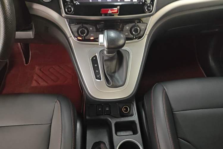 Used Haval M6 2019 1.5T DCT Two-Wheel Drive Elite Version China VI Standard Gear Lever