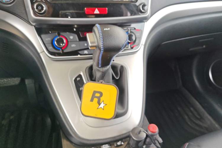 Used Haval M6 2019 1.5T DCT Two-Wheel Drive Elite Version China VI Standard Gear Lever