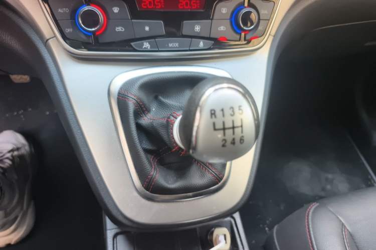 Used Haval M6 2019 1.5T Manual Two-Wheel Drive Elite Version China VI Standard Gear Lever