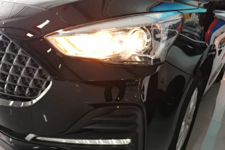 Used Haval M6 2019 1.5T DCT Two-Wheel Drive Value Edition China VI Standard Left Front Headlight