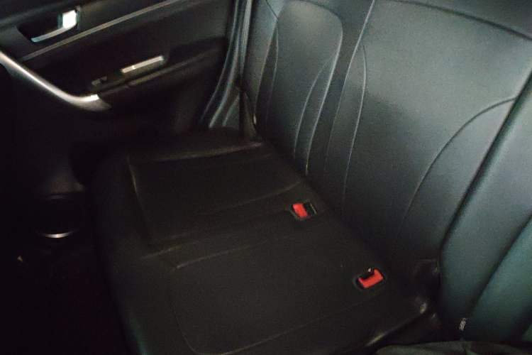 Used Haval M6 2019 1.5T Manual Two-Wheel Drive Elite Version China VI Standard Left Rear Seat