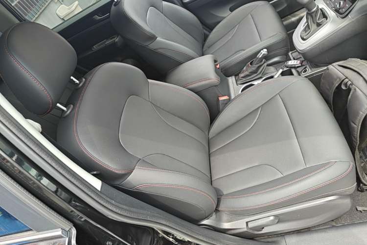 Used Haval M6 2019 1.5T DCT Two-Wheel Drive Elite Version China VI Standard Right Front Seat