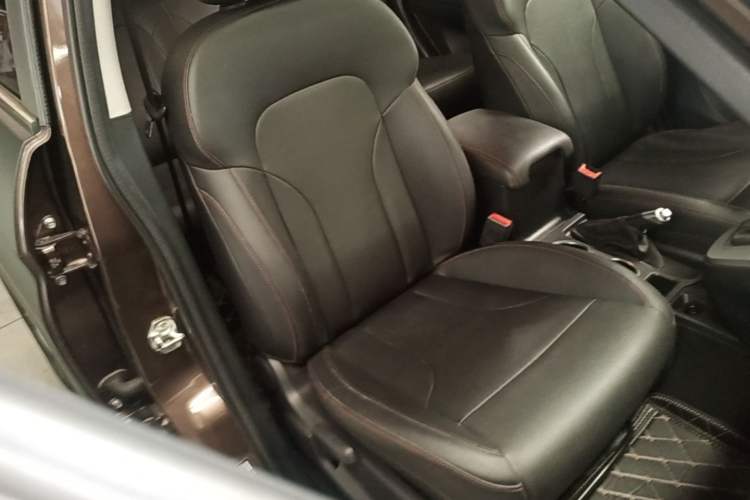 Used Haval M6 2019 1.5T DCT Two-Wheel Drive Elite Version China VI Standard Right Front Seat