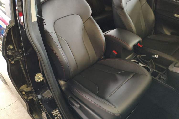 Used Haval M6 2019 1.5T DCT Two-Wheel Drive Elite Version China VI Standard Right Front Seat