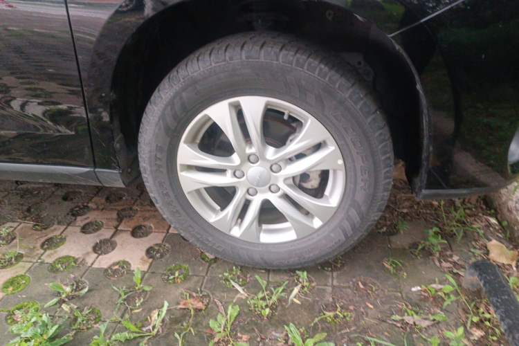 Used Haval M6 2019 1.5T Manual Two-Wheel Drive Elite Version China VI Standard Right Front Wheel Hub