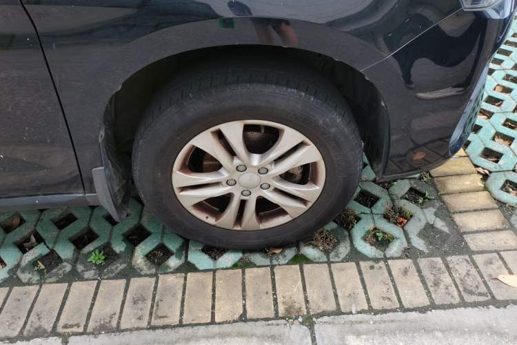 Used Haval M6 2019 1.5T Manual Two-Wheel Drive Elite Version China VI Standard Right Front Wheel Hub