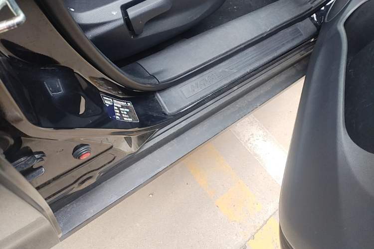 Used Haval M6 2019 1.5T DCT Two-Wheel Drive Value Edition China VI Standard Right Side Sill