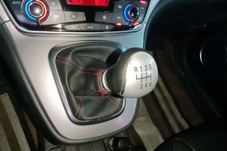 Used Haval M6 2019 1.5T Manual Two-Wheel Drive Elite Version China VI Standard Gear Lever