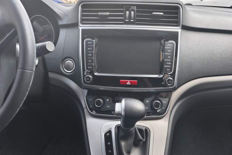 Used Haval M6 2019 1.5T DCT Two-Wheel Drive Elite Version China VI Standard Interior 3