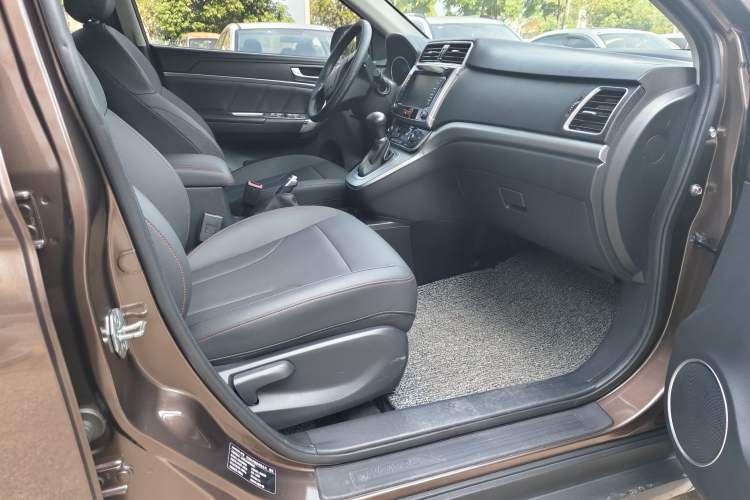 Used Haval M6 2019 1.5T DCT Two-Wheel Drive Elite Version China VI Standard Interior 5