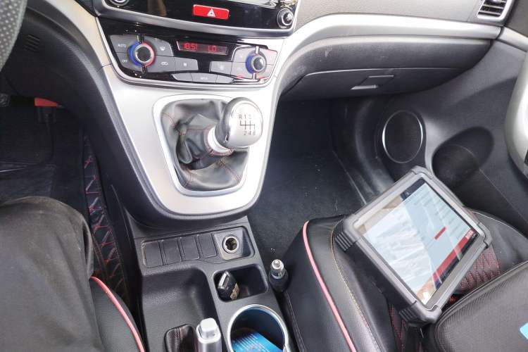 Used Haval M6 2019 1.5T Manual Two-Wheel Drive Urban Version China VI Standard Gear Lever