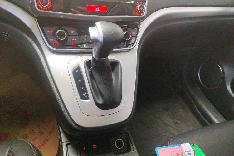 Used Haval M6 2019 1.5T DCT Two-Wheel Drive Elite Version China VI Standard Gear Lever