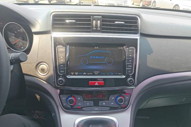 Used Haval M6 2019 1.5T Manual Two-Wheel Drive Elite Version China VI Standard Audio And AC Panel