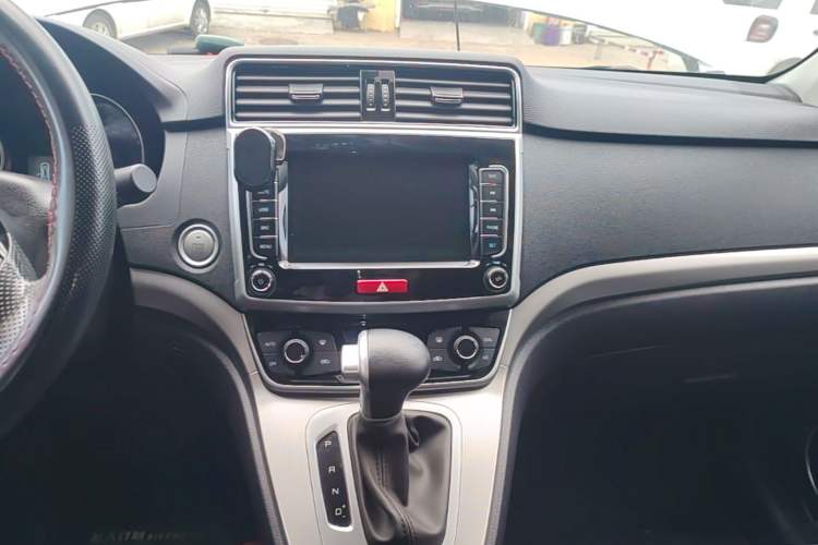 Used Haval M6 2019 1.5T DCT Two-Wheel Drive Value Edition China VI Standard Audio And AC Panel