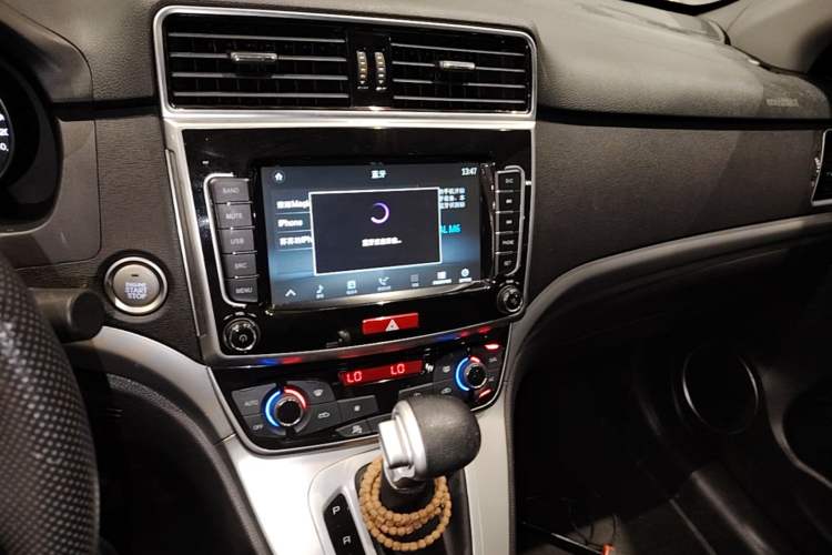 Used Haval M6 2019 1.5T DCT Two-Wheel Drive Elite Version China V Standard Audio And AC Panel