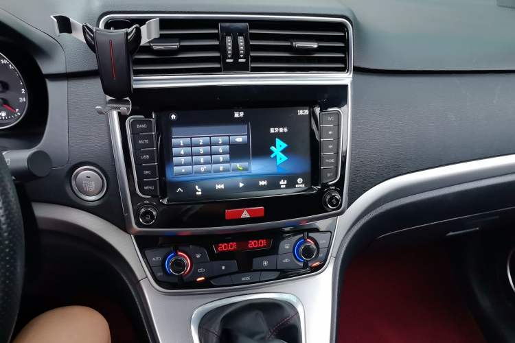 Used Haval M6 2019 1.5T Manual Two-Wheel Drive Urban Version China VI Standard Audio And AC Panel