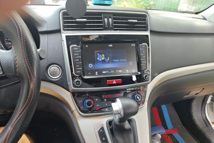Used Haval M6 2019 1.5T DCT Two-Wheel Drive Elite Version China VI Standard Audio And AC Panel