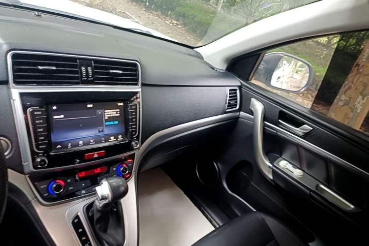 Used Haval M6 2019 1.5T DCT Two-Wheel Drive Value Edition China VI Standard Audio And AC Panel