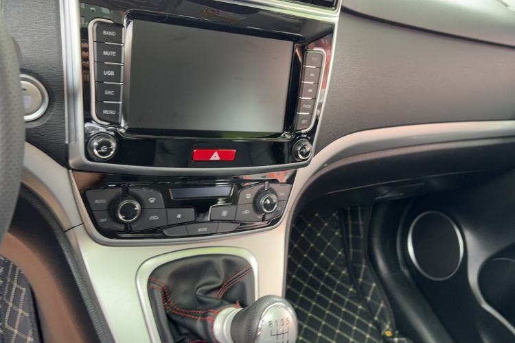 Used Haval M6 2019 1.5T Manual Two-Wheel Drive Elite Version China VI Standard Audio And AC Panel