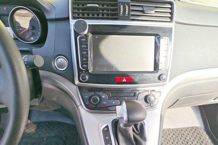 Used Haval M6 2019 1.5T DCT Two-Wheel Drive Elite Version China VI Standard Audio And AC Panel