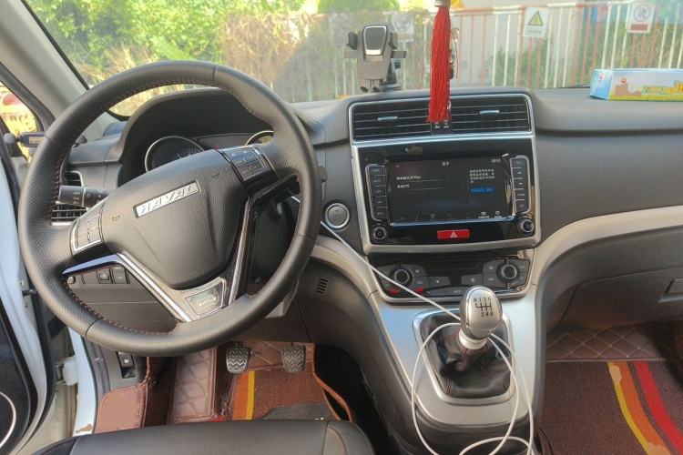 Used Haval M6 2019 1.5T Manual Two-Wheel Drive Elite Version China VI Standard Center Console