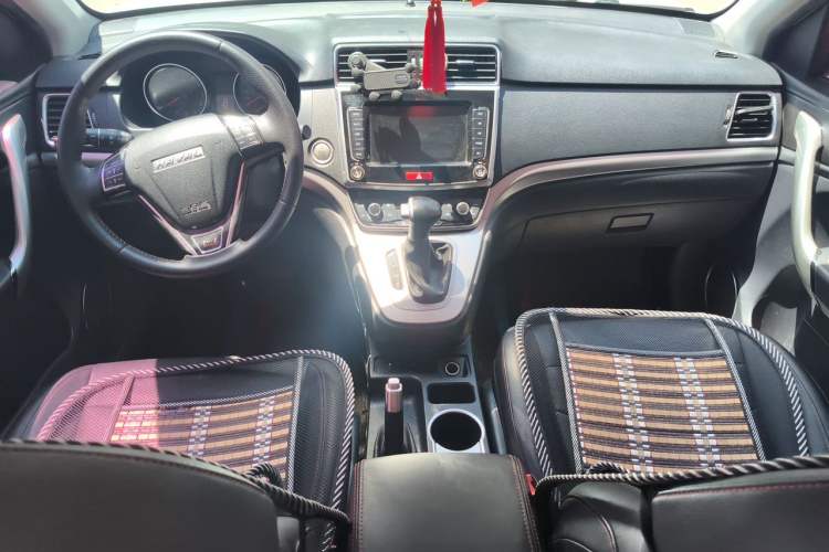 Used Haval M6 2019 1.5T DCT Two-Wheel Drive Elite Version China VI Standard Center Console