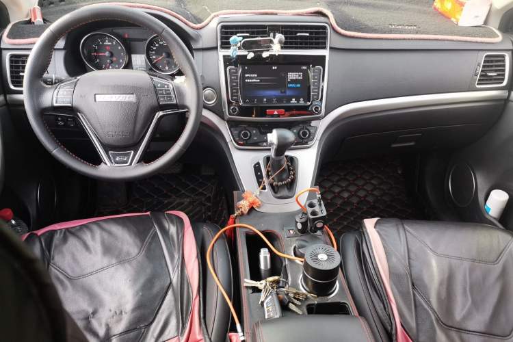 Used Haval M6 2019 1.5T DCT Two-Wheel Drive Elite Version China VI Standard Center Console