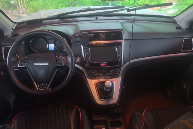 Used Haval M6 2019 1.5T Manual Two-Wheel Drive Elite Version China VI Standard Center Console