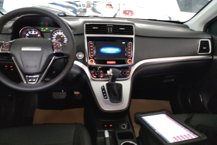 Used Haval M6 2019 1.5T DCT Two-Wheel Drive Elite Version China VI Standard Center Console