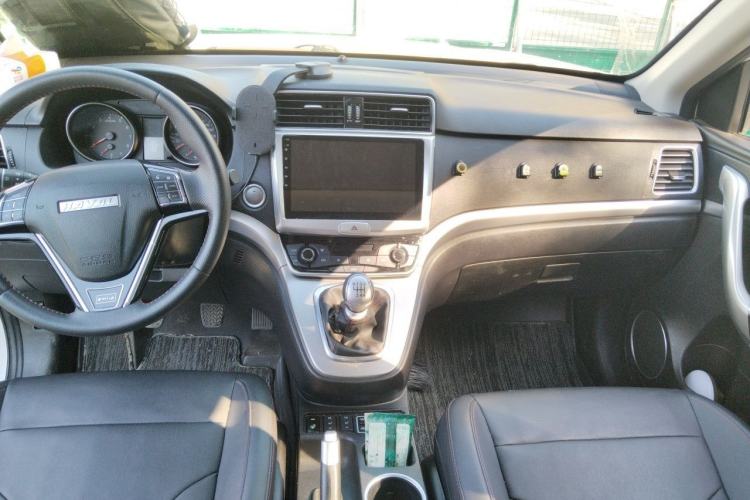 Used Haval M6 2019 1.5T Manual Two-Wheel Drive Elite Version China V Standard Center Console