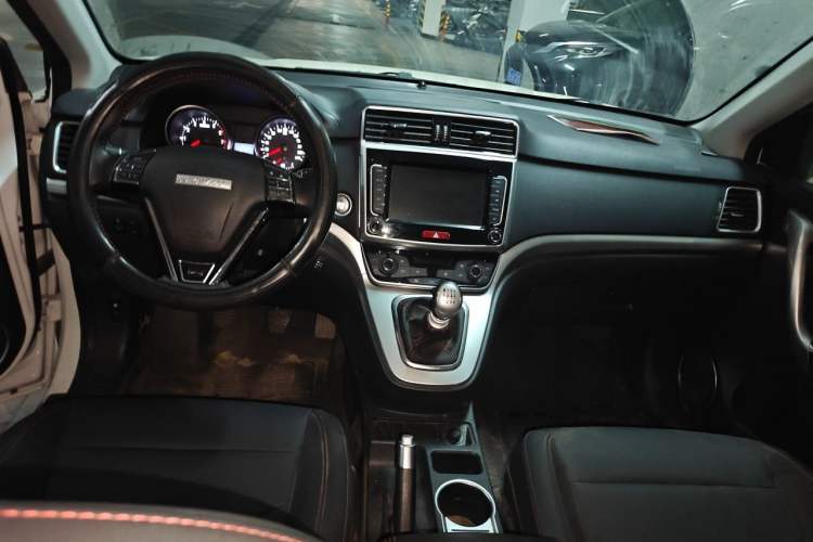 Used Haval M6 2019 1.5T Manual Two-Wheel Drive Elite Version China VI Standard Center Console