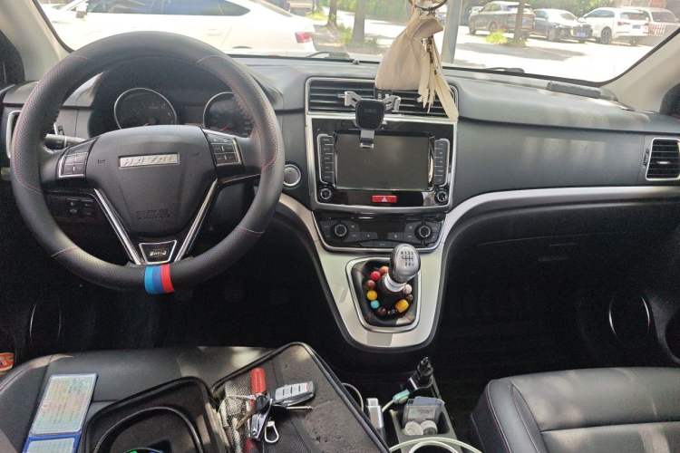 Used Haval M6 2019 1.5T Manual Two-Wheel Drive Elite Version China VI Standard Center Console