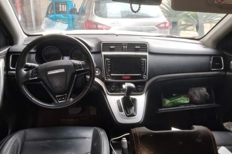 Used Haval M6 2019 1.5T DCT Two-Wheel Drive Elite Version China VI Standard Center Console