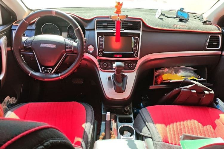 Used Haval M6 2019 1.5T DCT Two-Wheel Drive Elite Version China VI Standard Center Console