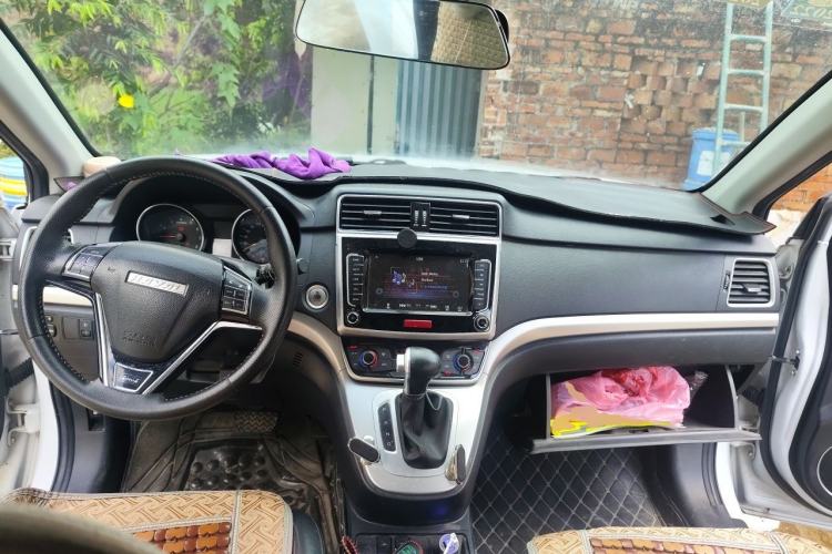 Used Haval M6 2019 1.5T DCT Two-Wheel Drive Elite Version China VI Standard Center Console