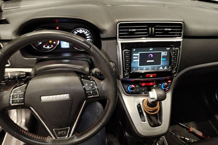Used Haval M6 2019 1.5T DCT Two-Wheel Drive Elite Version China V Standard Center Console
