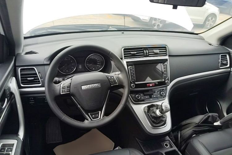 Used Haval M6 2019 1.5T Manual Two-Wheel Drive Elite Version China VI Standard Center Console