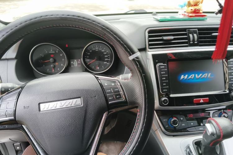 Used Haval M6 2019 1.5T DCT Two-Wheel Drive Elite Version China VI Standard Center Console
