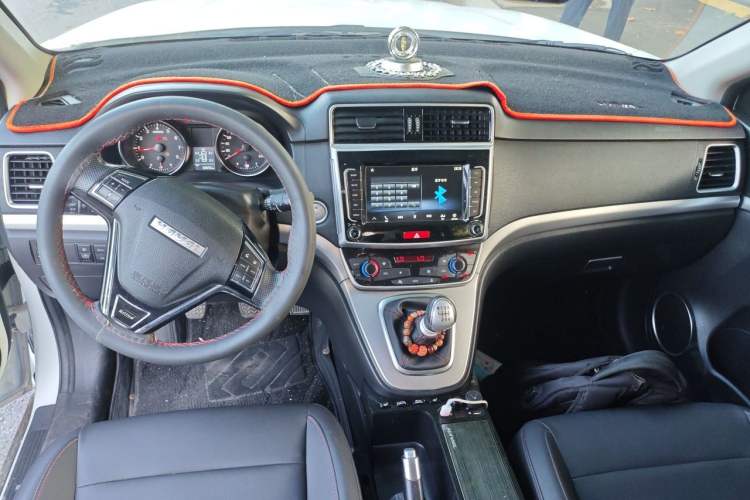 Used Haval M6 2019 1.5T Manual Two-Wheel Drive Elite Version China VI Standard Center Console