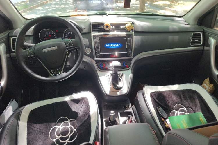 Used Haval M6 2019 1.5T DCT Two-Wheel Drive Elite Version China VI Standard Center Console