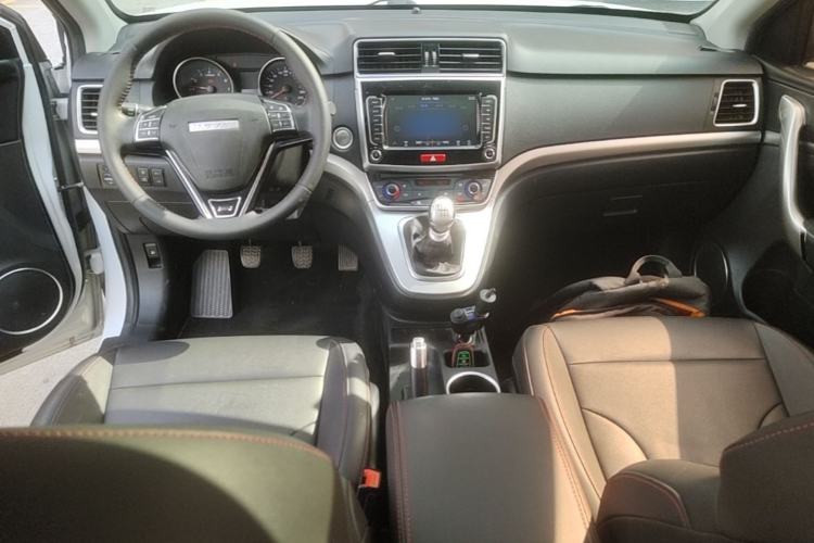 Used Haval M6 2019 1.5T Manual Two-Wheel Drive Elite Version China VI Standard Center Console