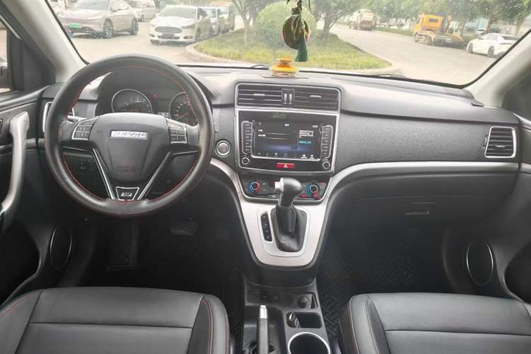 Used Haval M6 2019 1.5T DCT Two-Wheel Drive Elite Version China VI Standard Center Console