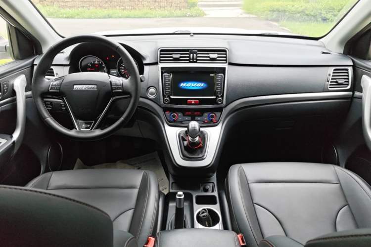 Used Haval M6 2019 1.5T Manual Two-Wheel Drive Elite Version China VI Standard Center Console