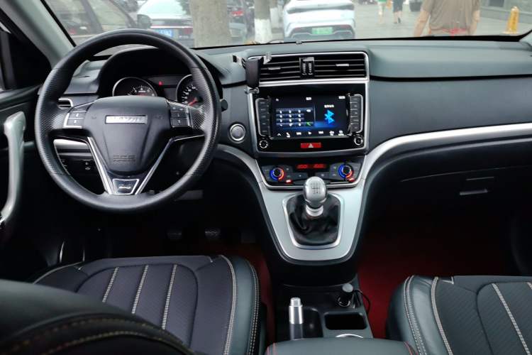 Used Haval M6 2019 1.5T Manual Two-Wheel Drive Urban Version China VI Standard Center Console