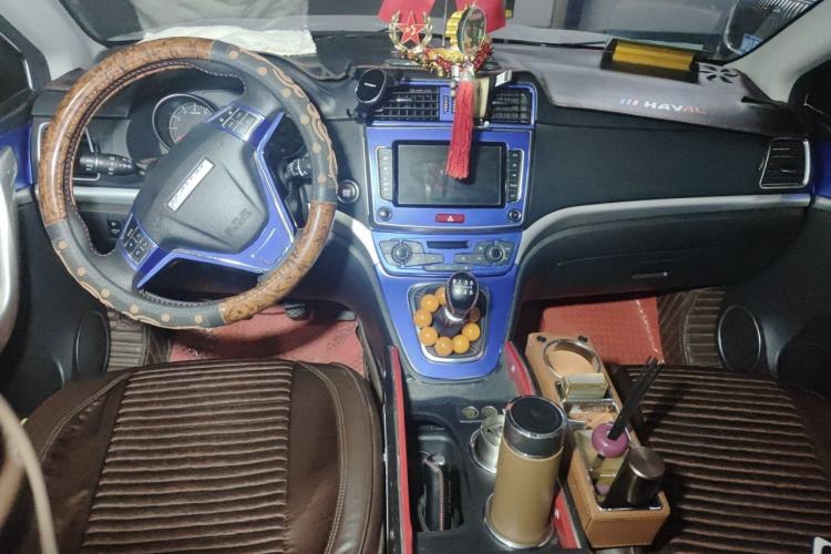 Used Haval M6 2019 1.5T Manual Two-Wheel Drive Elite Version China VI Standard Center Console