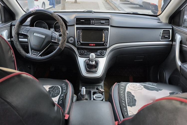 Used Haval M6 2019 1.5T Manual Two-Wheel Drive Urban Version China VI Standard Center Console