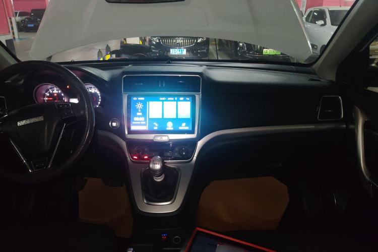 Used Haval M6 2019 1.5T Manual Two-Wheel Drive Urban Version China VI Standard Center Console
